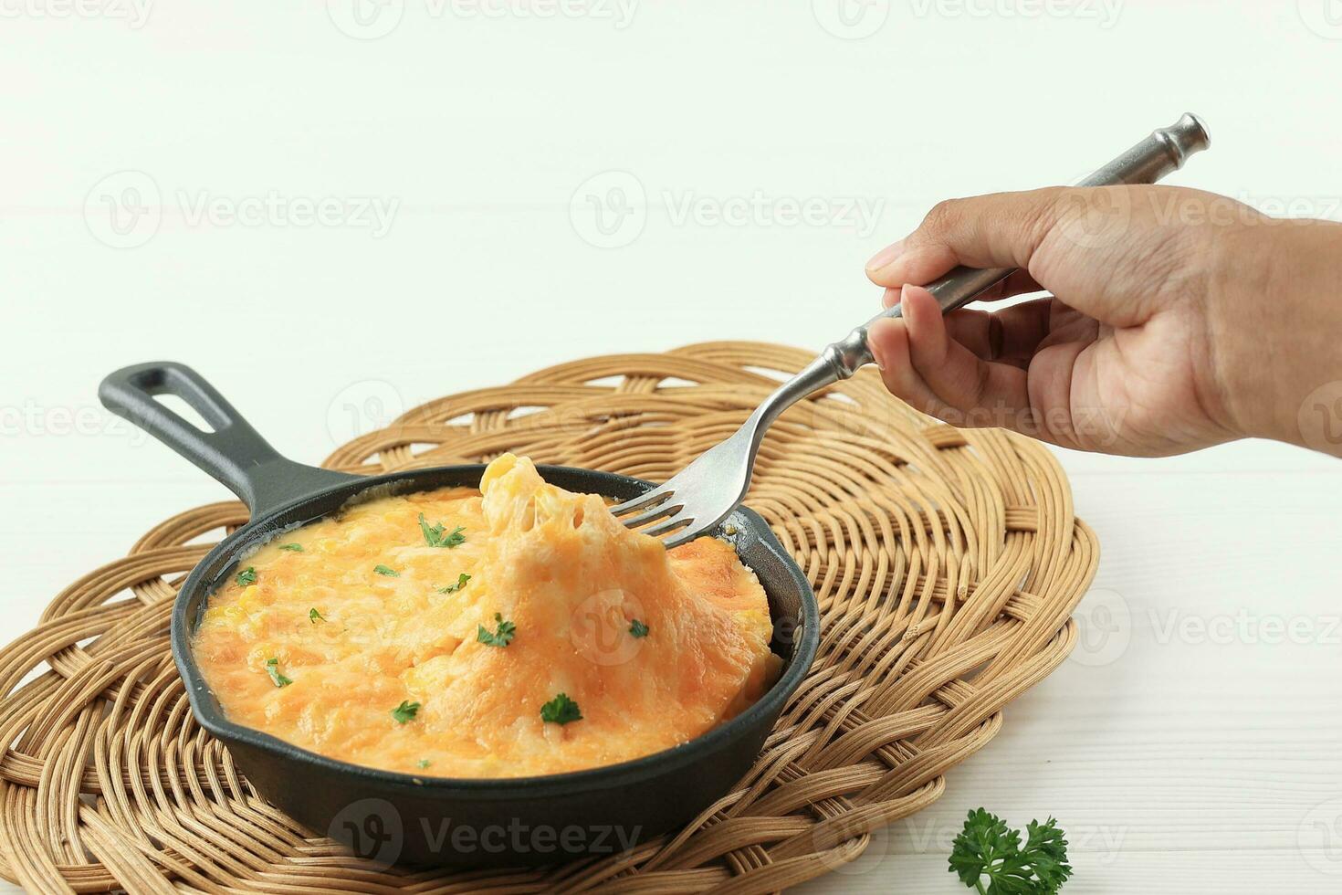 mangiare coreano al forno formaggio su tegame padella foto