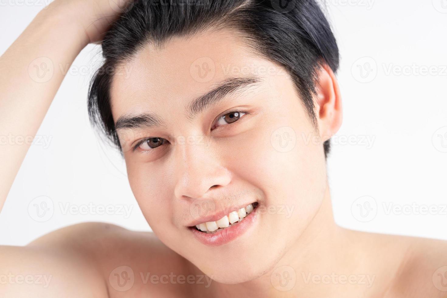giovane bell'uomo asiatico con specchio foto