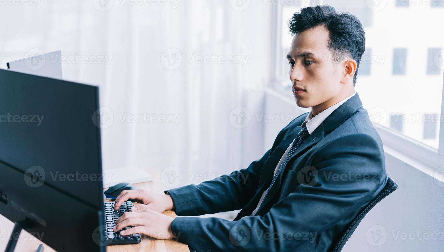 uomo d'affari asiatico concentrato sul lavoro foto