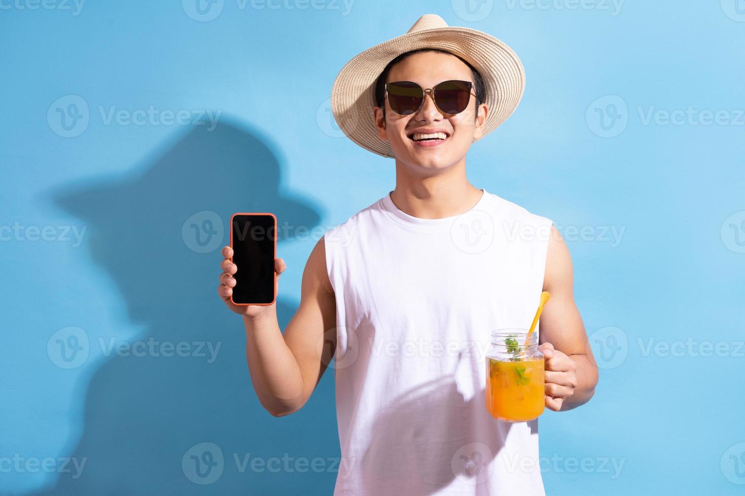 bell'uomo asiatico che indossa occhiali da sole foto