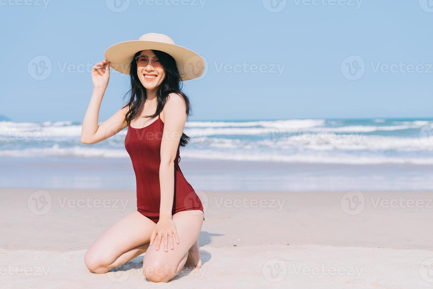 bella giovane donna asiatica in costume da bagno foto