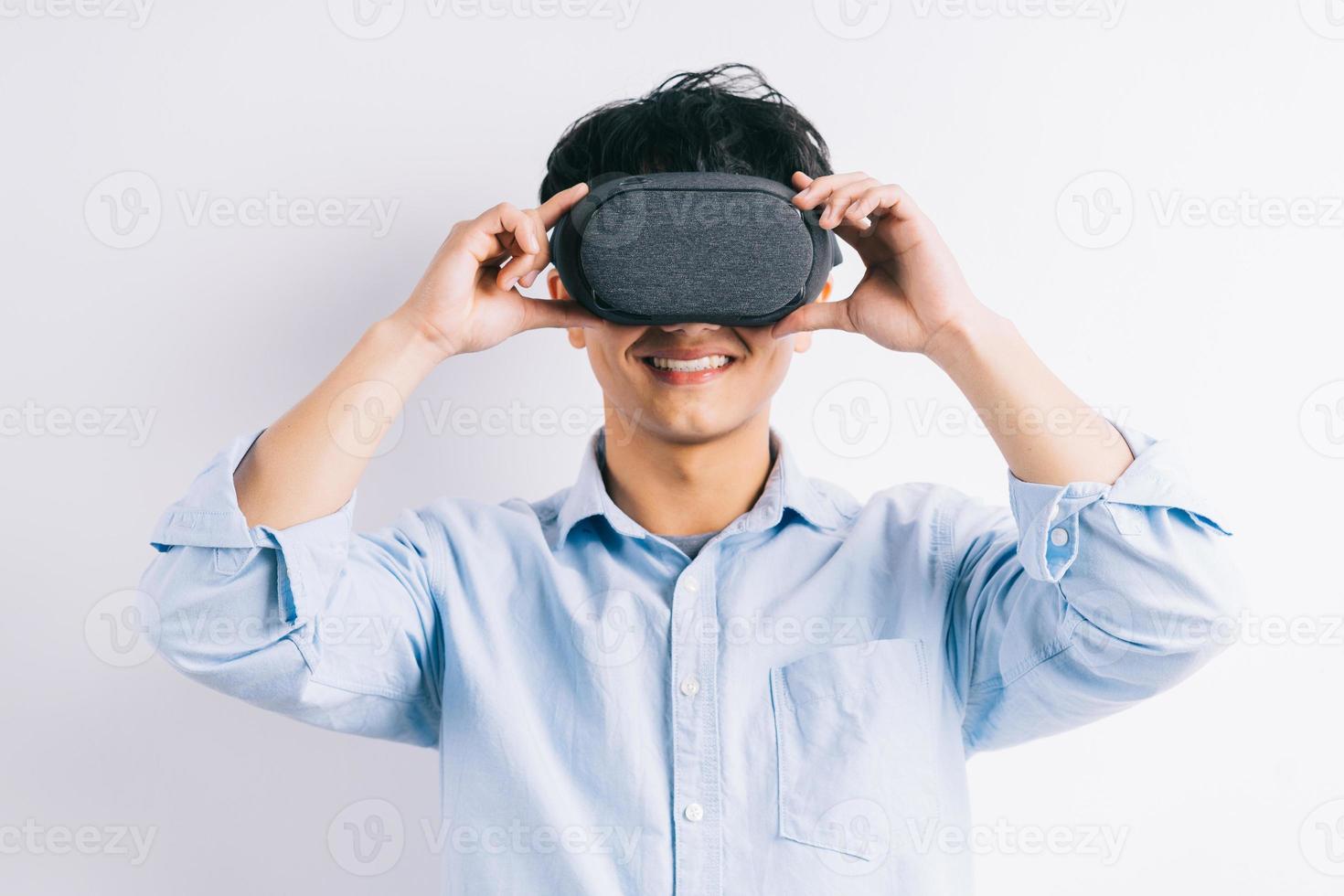 uomo che sperimenta gli occhiali per realtà virtuale foto