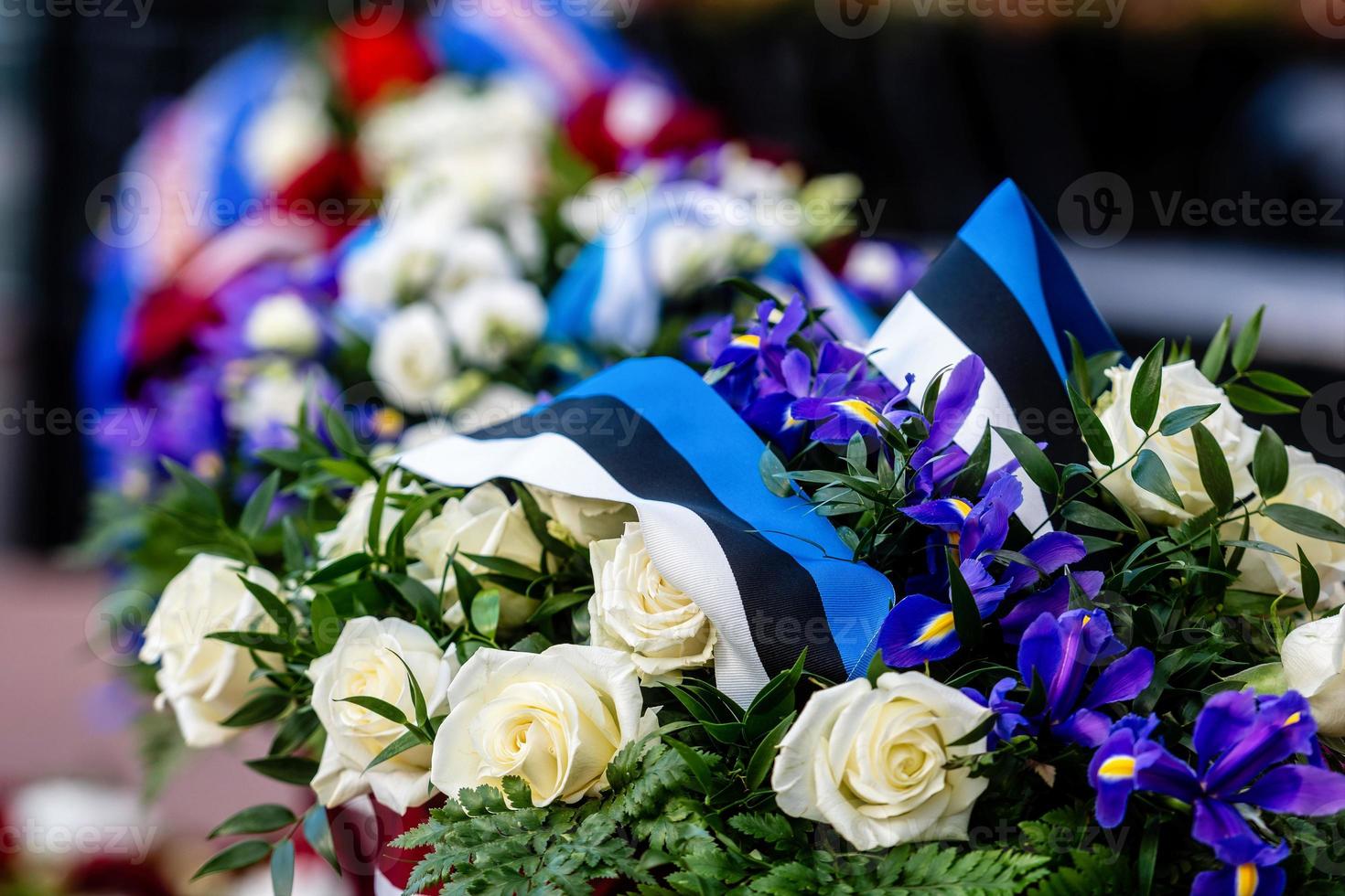 bouquet di fiori con bandiera estone. giorno dell'indipendenza estone - immagine foto