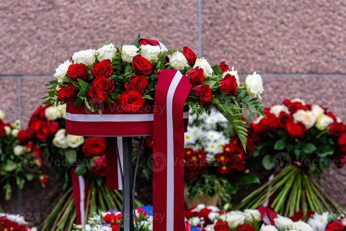 bouquet di fiori con bandiera lettone. giorno dell'indipendenza lettone - immagine foto