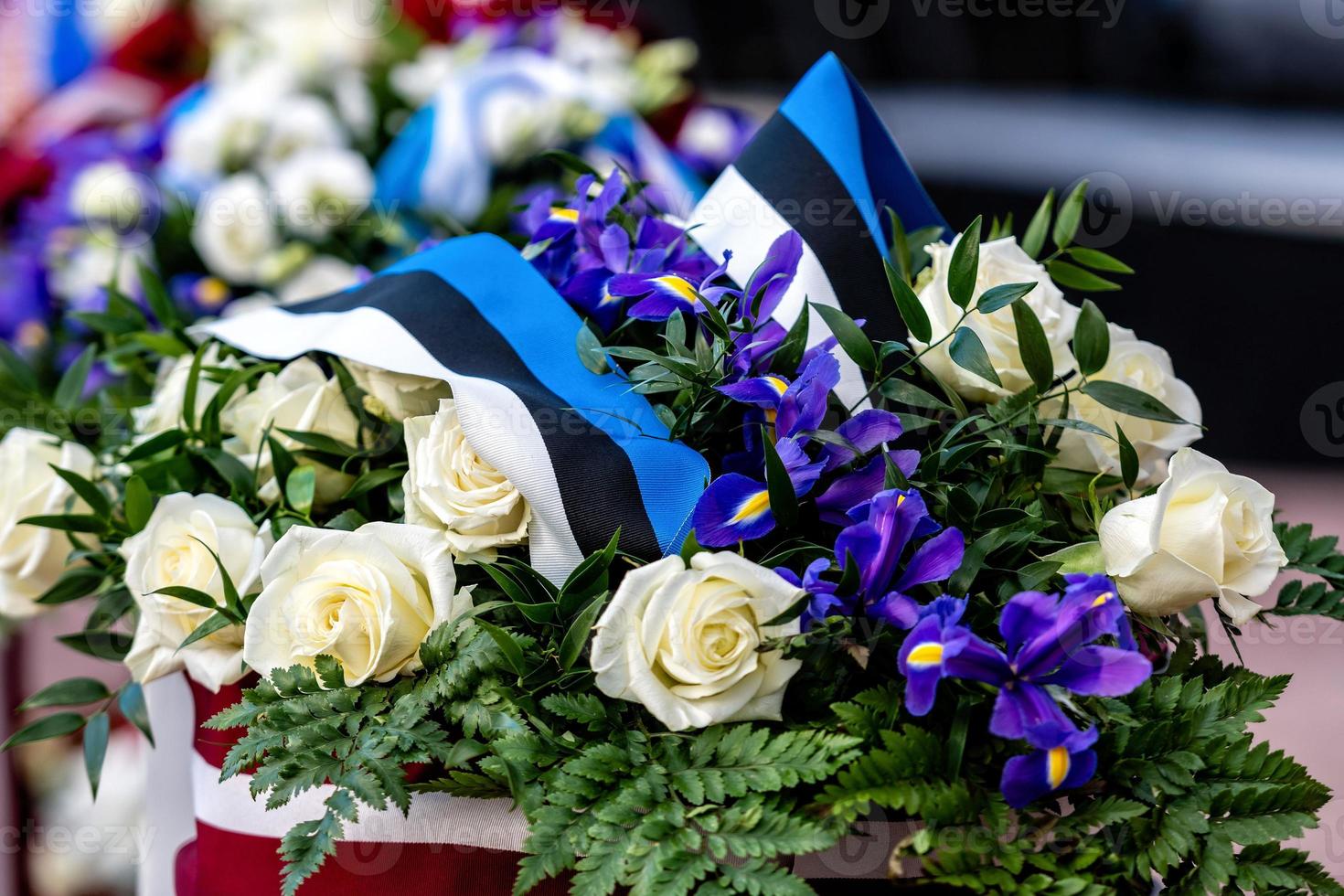 bouquet di fiori con bandiera estone. giorno dell'indipendenza estone - immagine foto