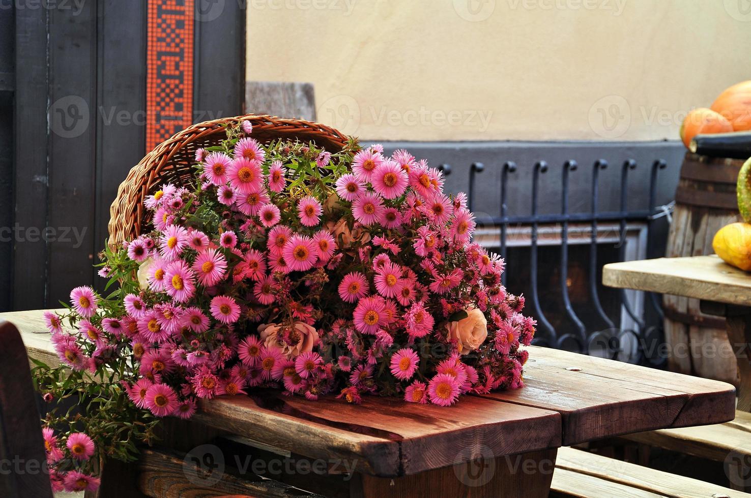 fotografia ravvicinata. bouquet rurale su un tavolo di legno. foto