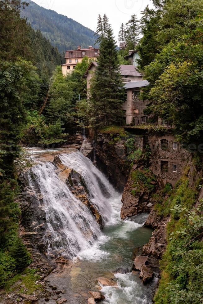 vista del vecchio mulino e della cascata nella città austriaca di Bad Gastein. foto