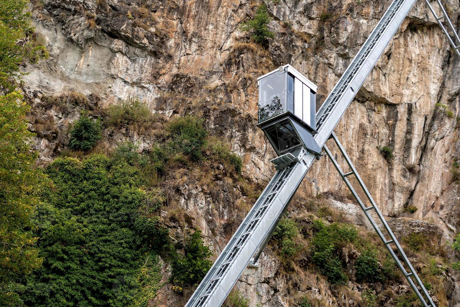 Ascensore al castello di Hochosterwitz in Carinzia in Austria foto