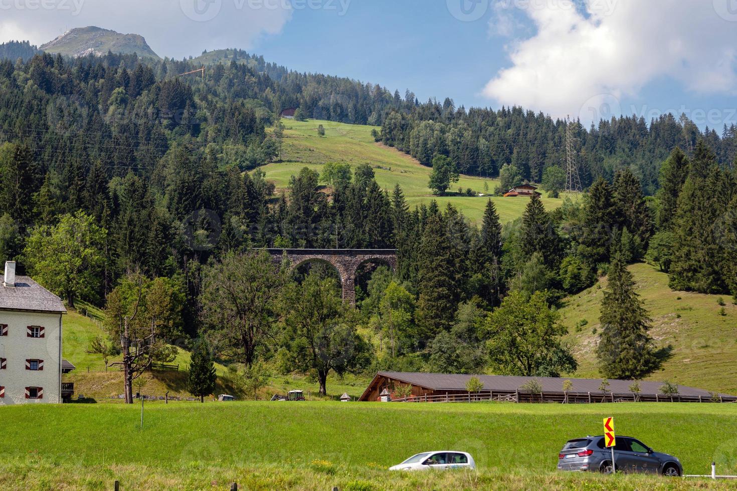 un pittoresco paesaggio alpino con un vecchio ponte ferroviario. Austria. foto