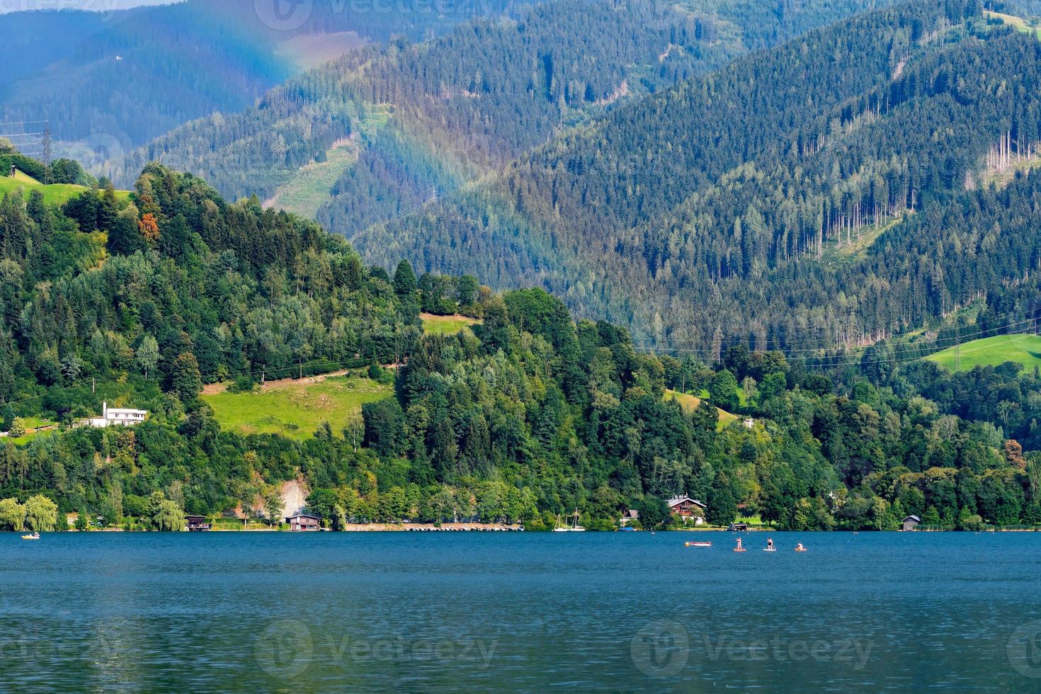 paesaggio con un lago di montagna e un arcobaleno. foto