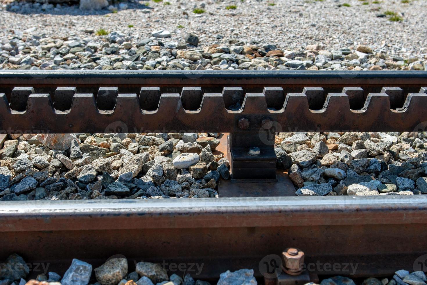 primo piano di un binario ferroviario con un rack. foto