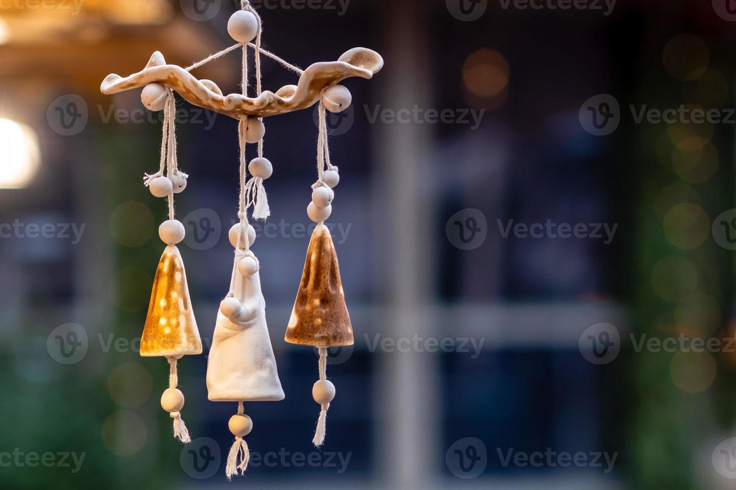 decorazione diversa, giocattolo per albero di natale sul mercatino di natale, primo piano foto