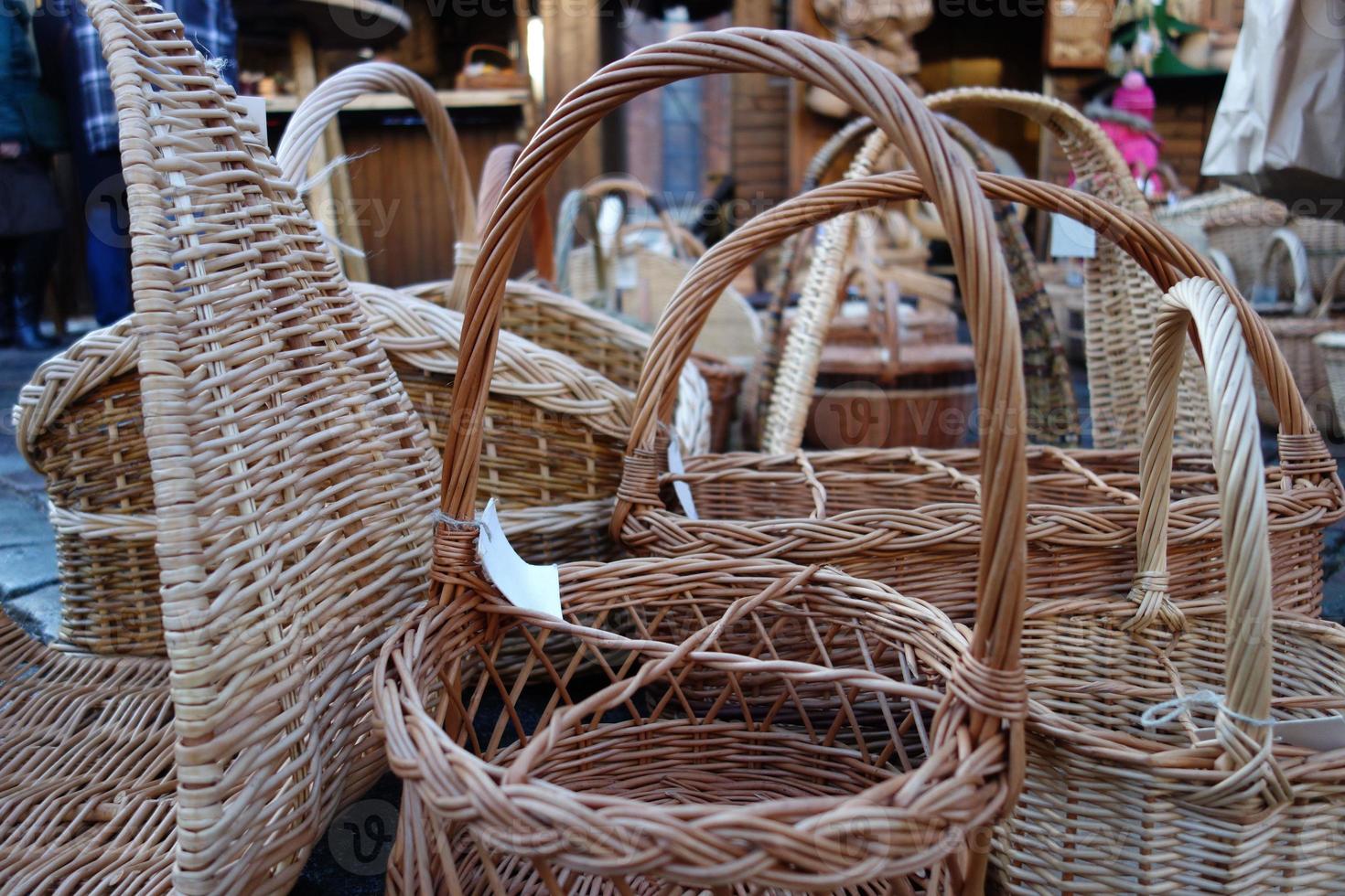 nel mercatino di natale un'ampia selezione di una varietà di cesti intrecciati a mano. foto