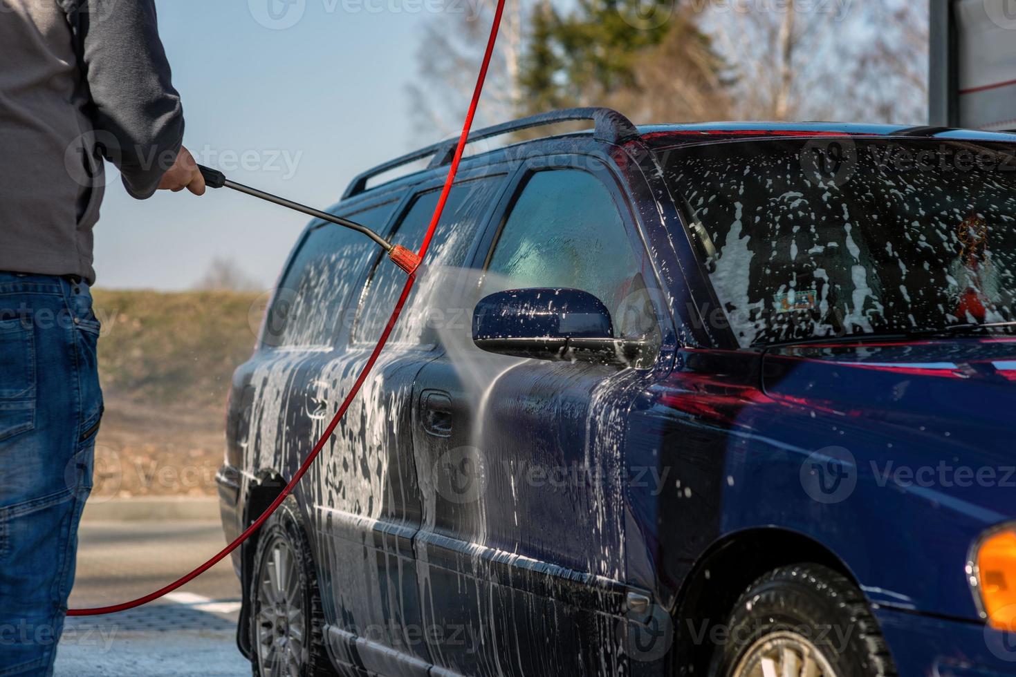 auto senza tocco lavaggio self-service. lavare con acqua e schiuma. foto