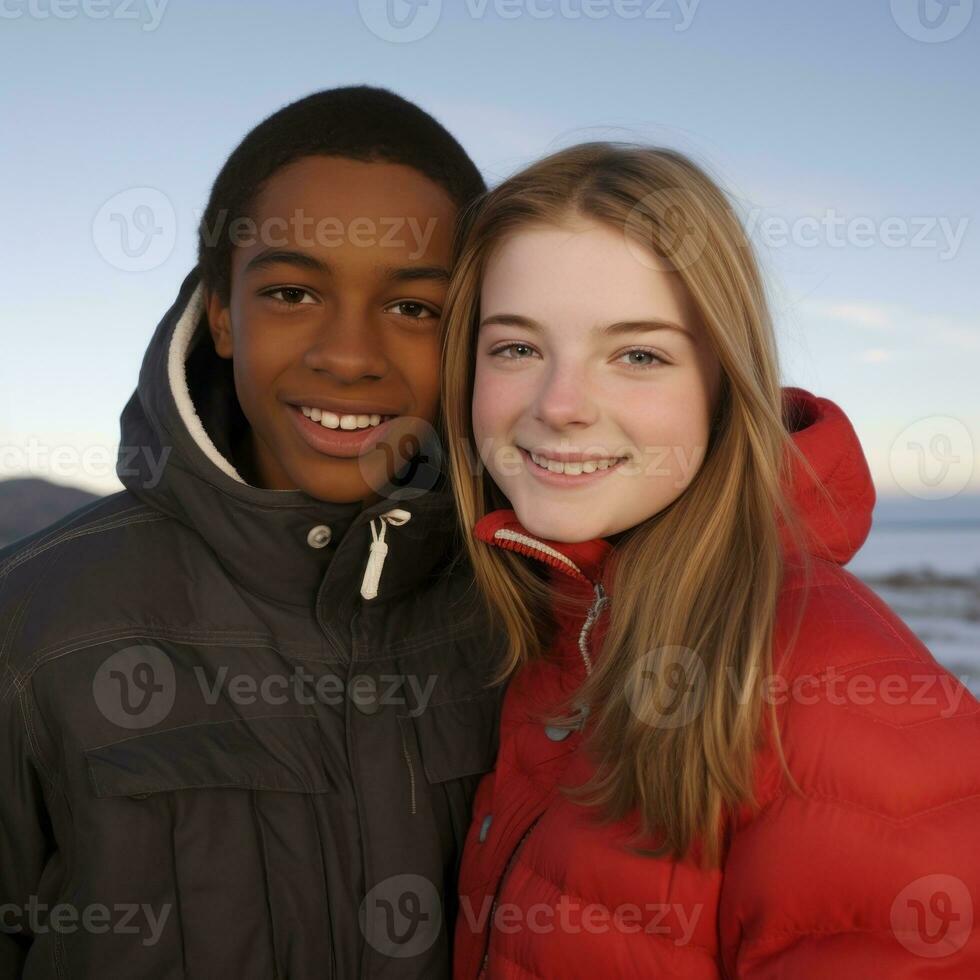 amorevole adolescenziale interrazziale coppia è godendo un' romantico inverno giorno ai generativo foto
