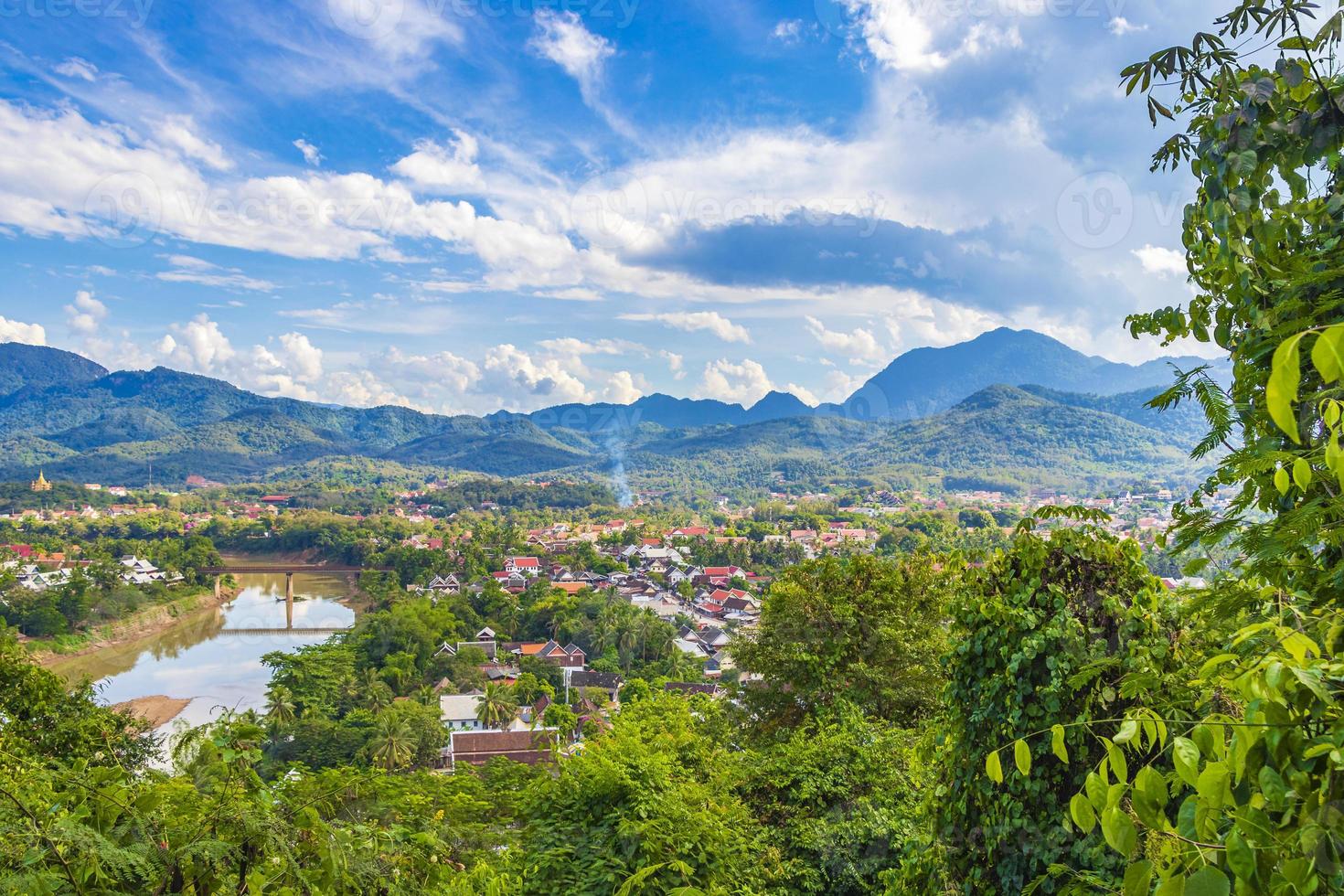 città di luang prabang in laos panorama del paesaggio con il fiume mekong. foto