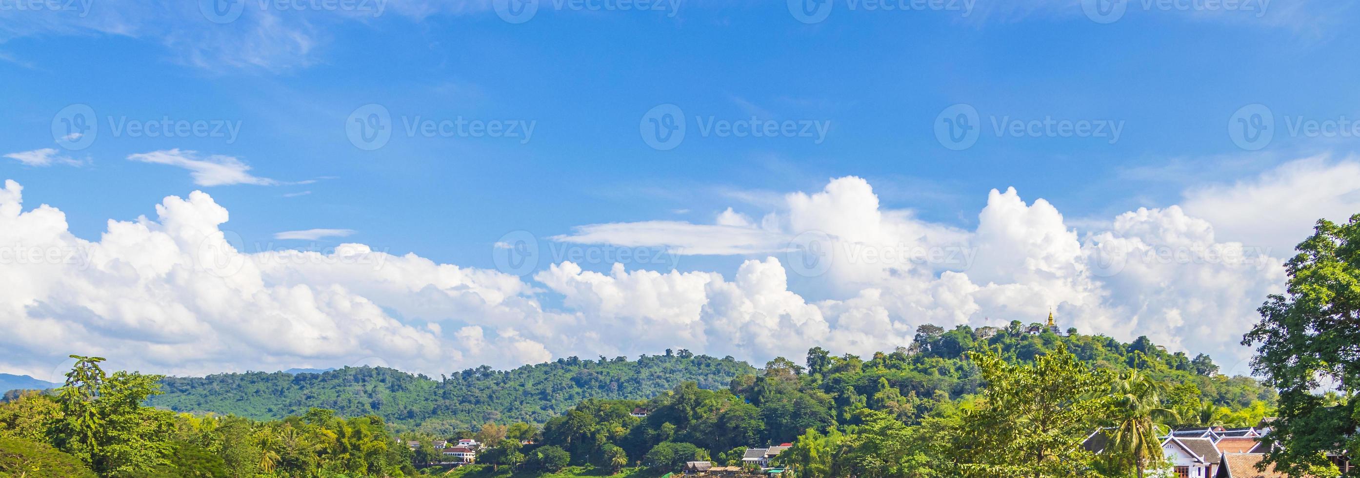 città di luang prabang in laos panorama del paesaggio con catena montuosa. foto