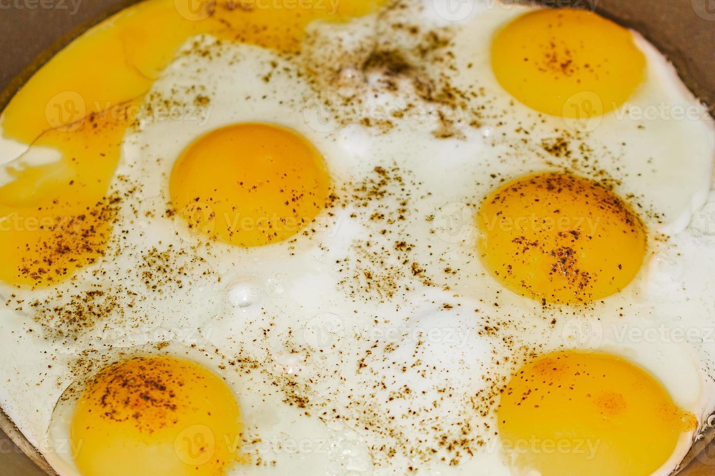 friggere le uova e fare le uova fritte in padella. foto