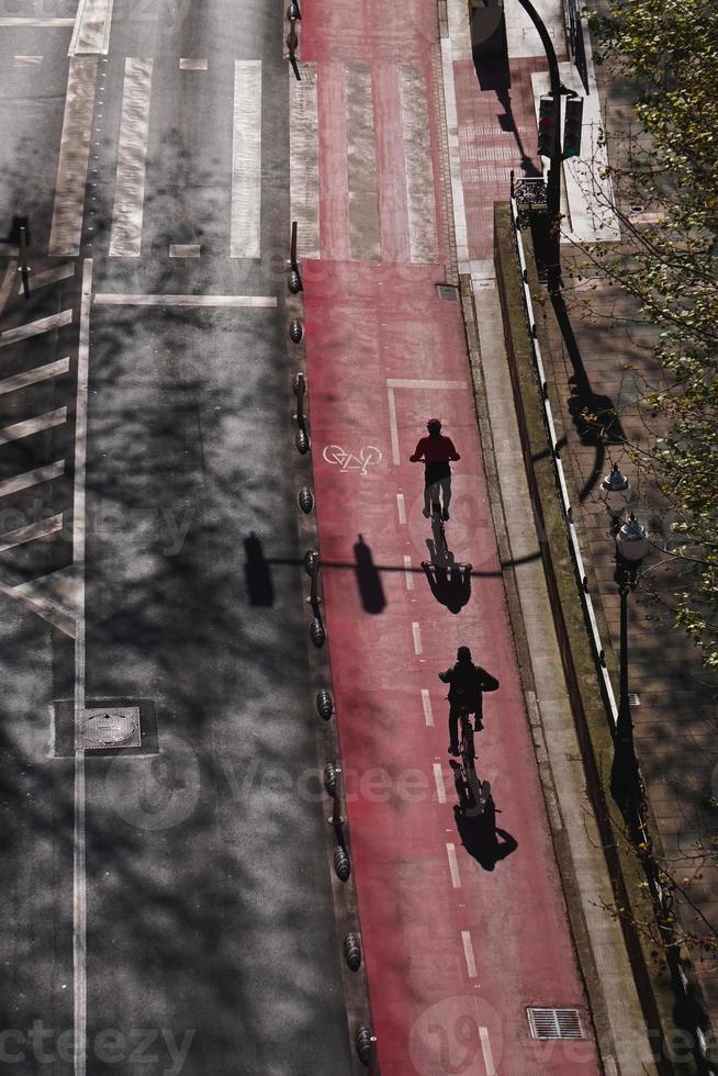 ciclista sulla pista ciclabile nella città di bilbao spagna foto