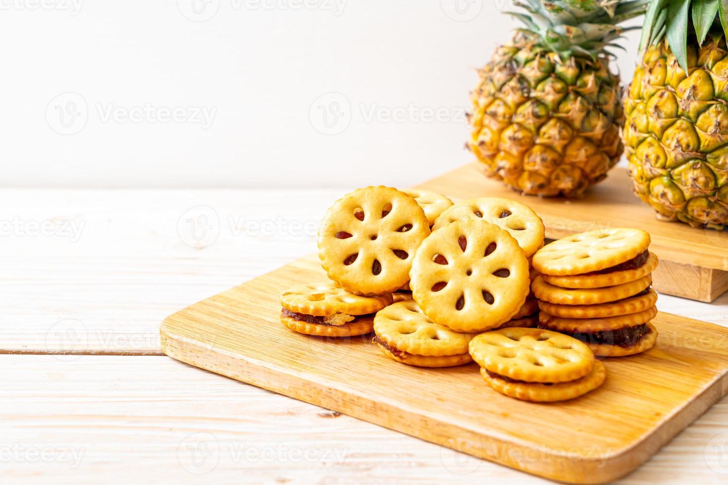 biscotti con marmellata di ananas su fondo di legno wood foto