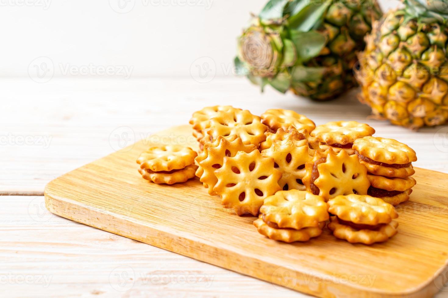 biscotti con marmellata di ananas su fondo di legno wood foto