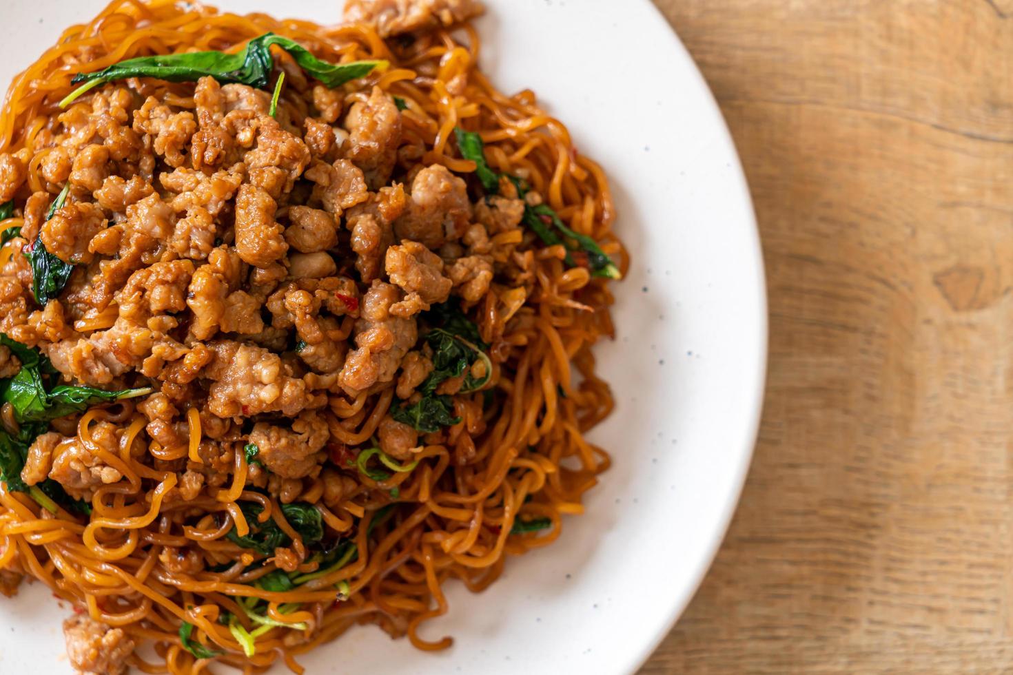 noodles istantanei saltati in padella con basilico tailandese e carne di maiale macinata - stile asiatico foto