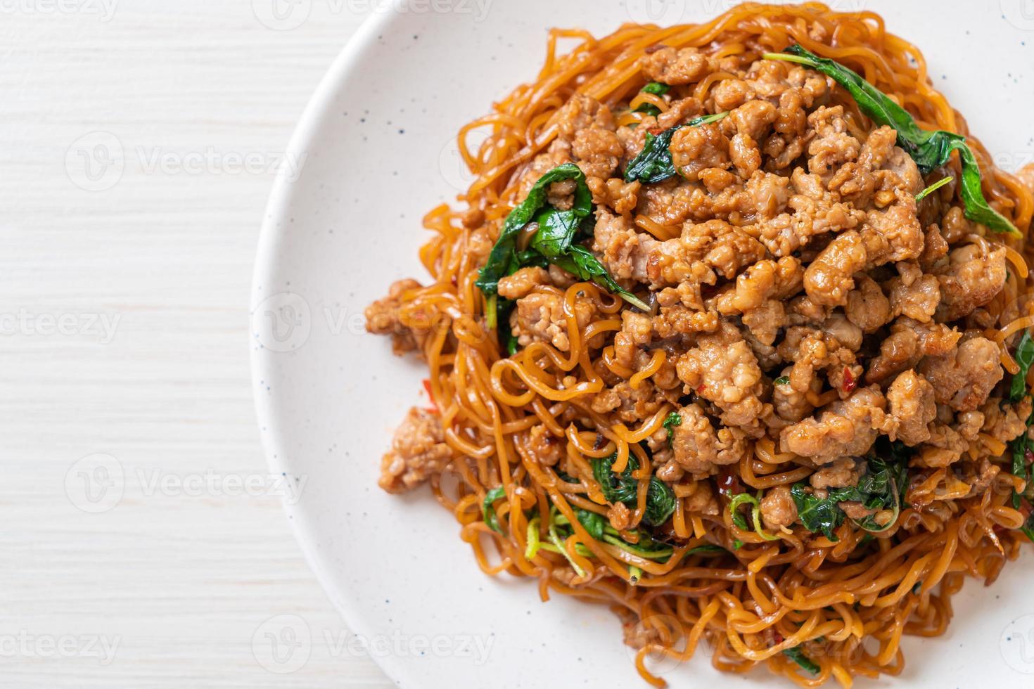 noodles istantanei saltati in padella con basilico tailandese e carne di maiale macinata - stile asiatico foto