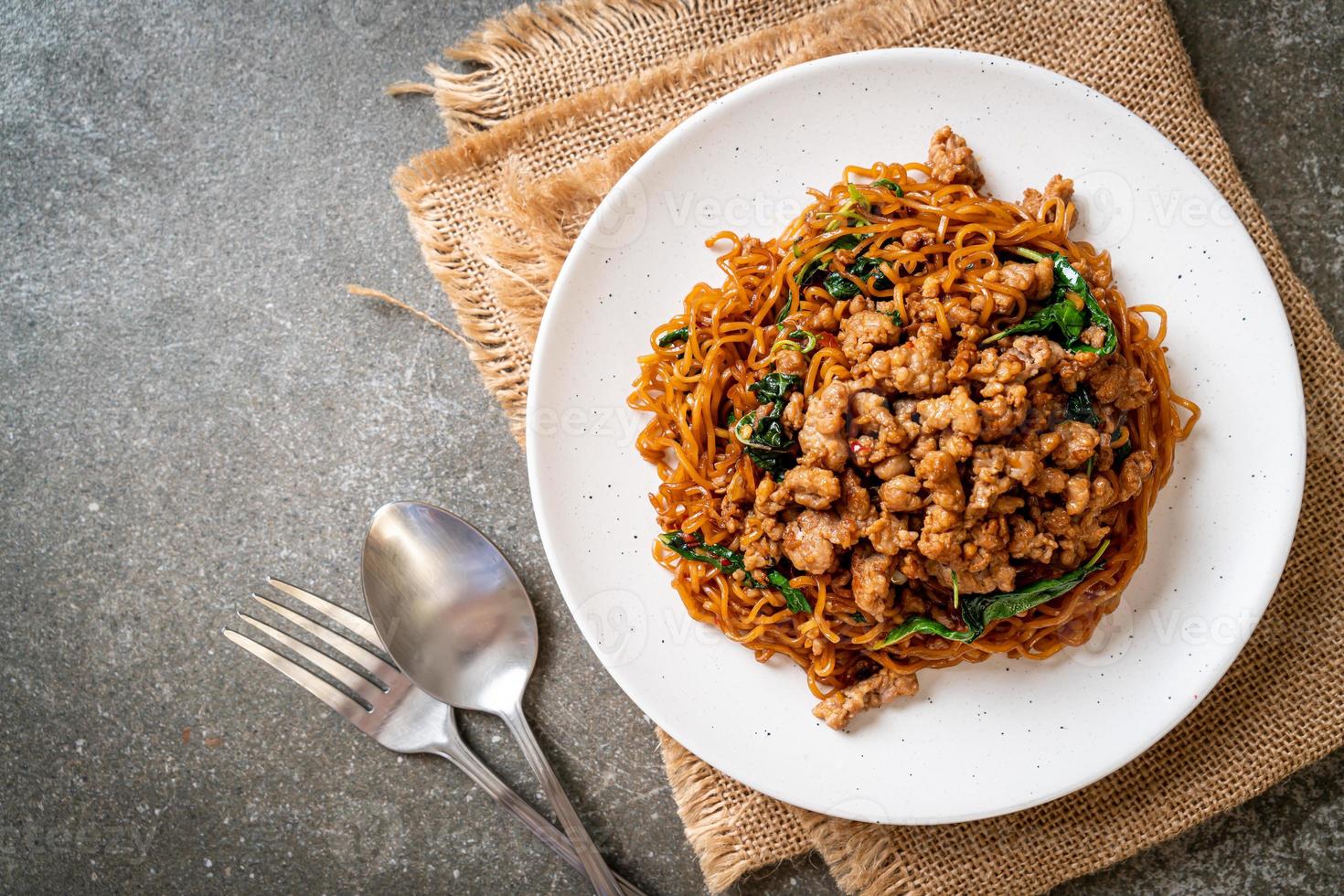 noodles istantanei saltati in padella con basilico tailandese e carne di maiale macinata - stile asiatico foto