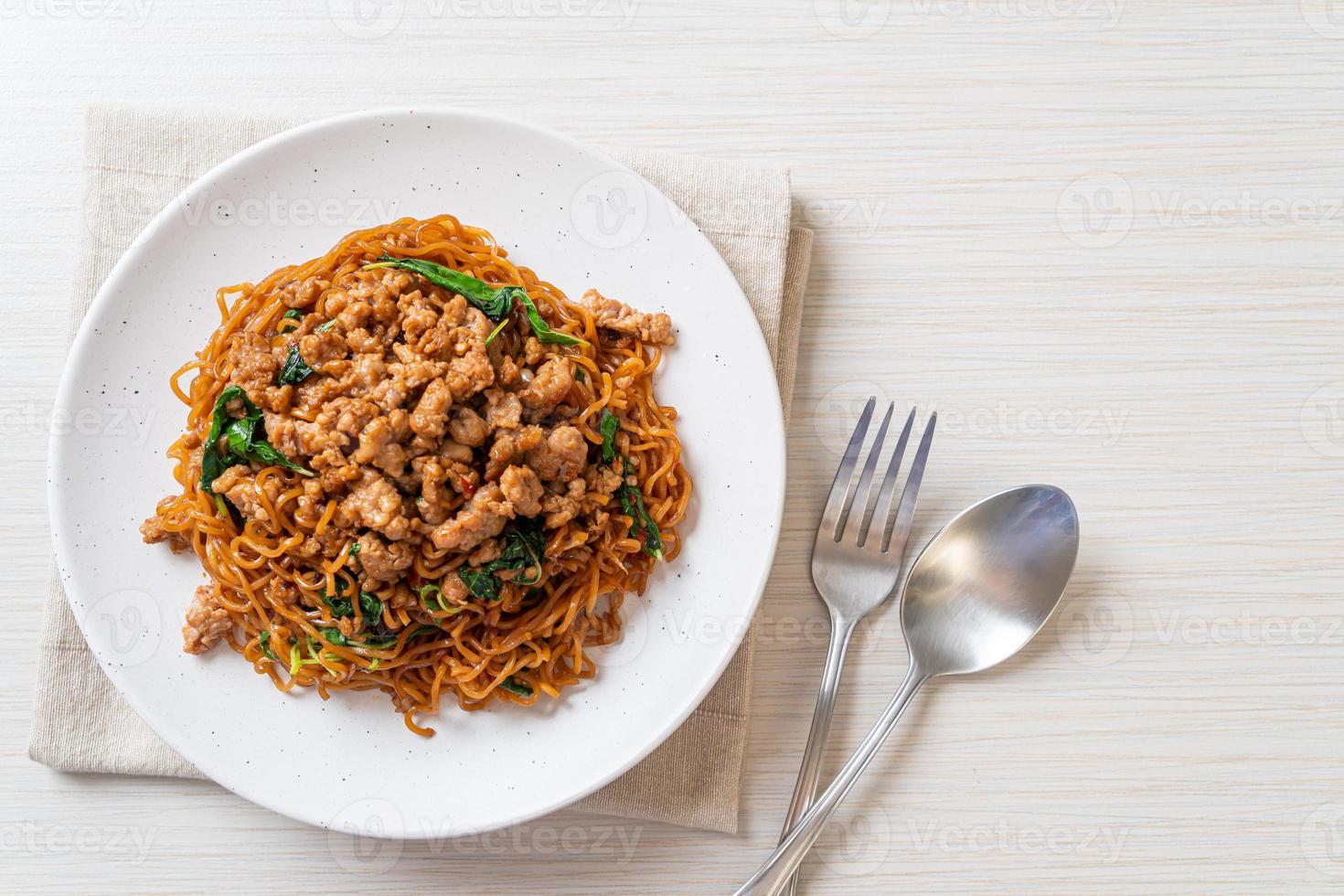 noodles istantanei saltati in padella con basilico tailandese e carne di maiale macinata - stile asiatico foto