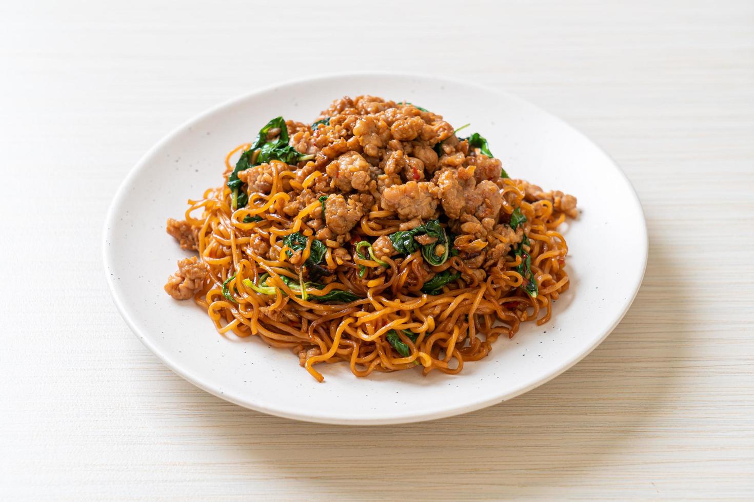 noodles istantanei saltati in padella con basilico tailandese e carne di maiale macinata - stile asiatico foto