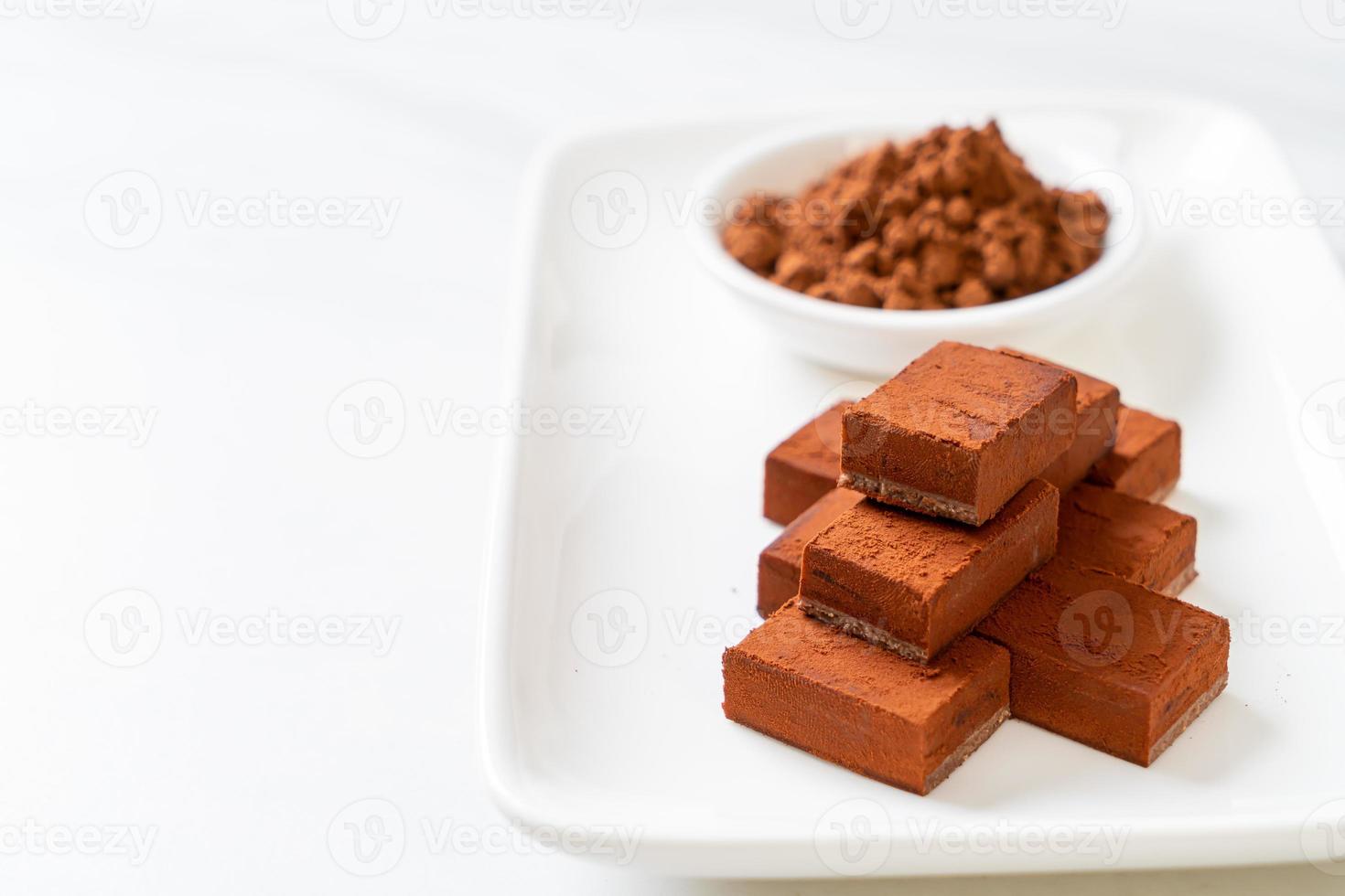 cioccolato fresco e morbido con cacao in polvere foto
