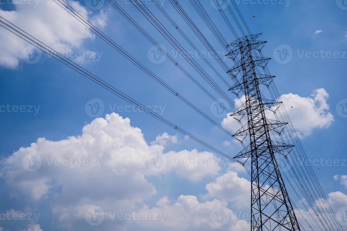 ad alta tensione, linee elettriche di trasmissione di elettricità sotto il cielo blu foto