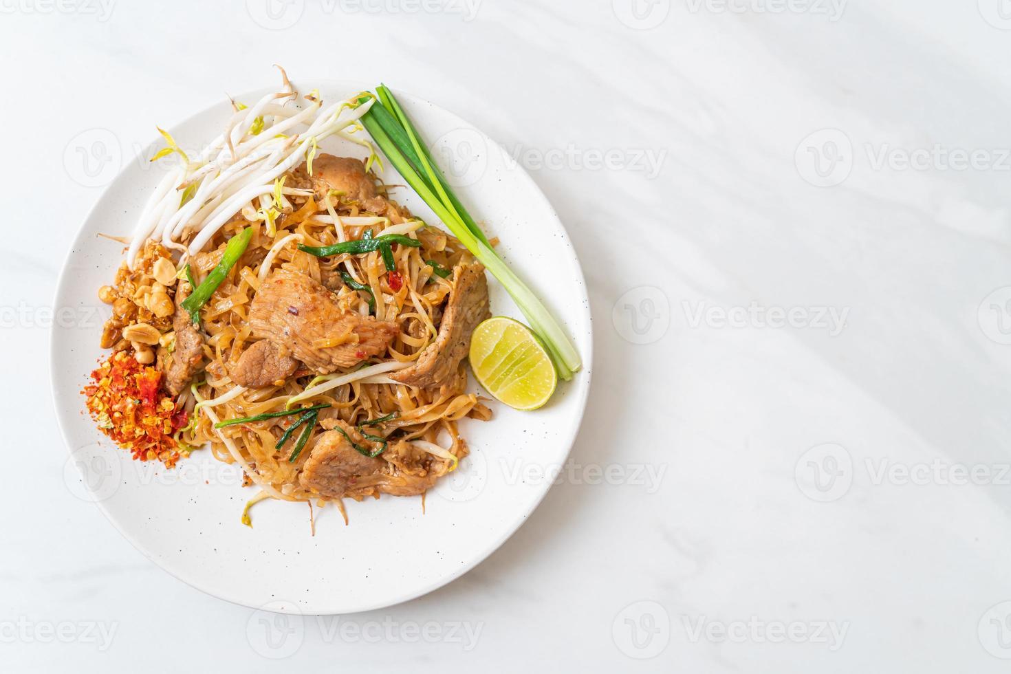 spaghetti di riso saltati in padella con maiale in stile asiatico foto