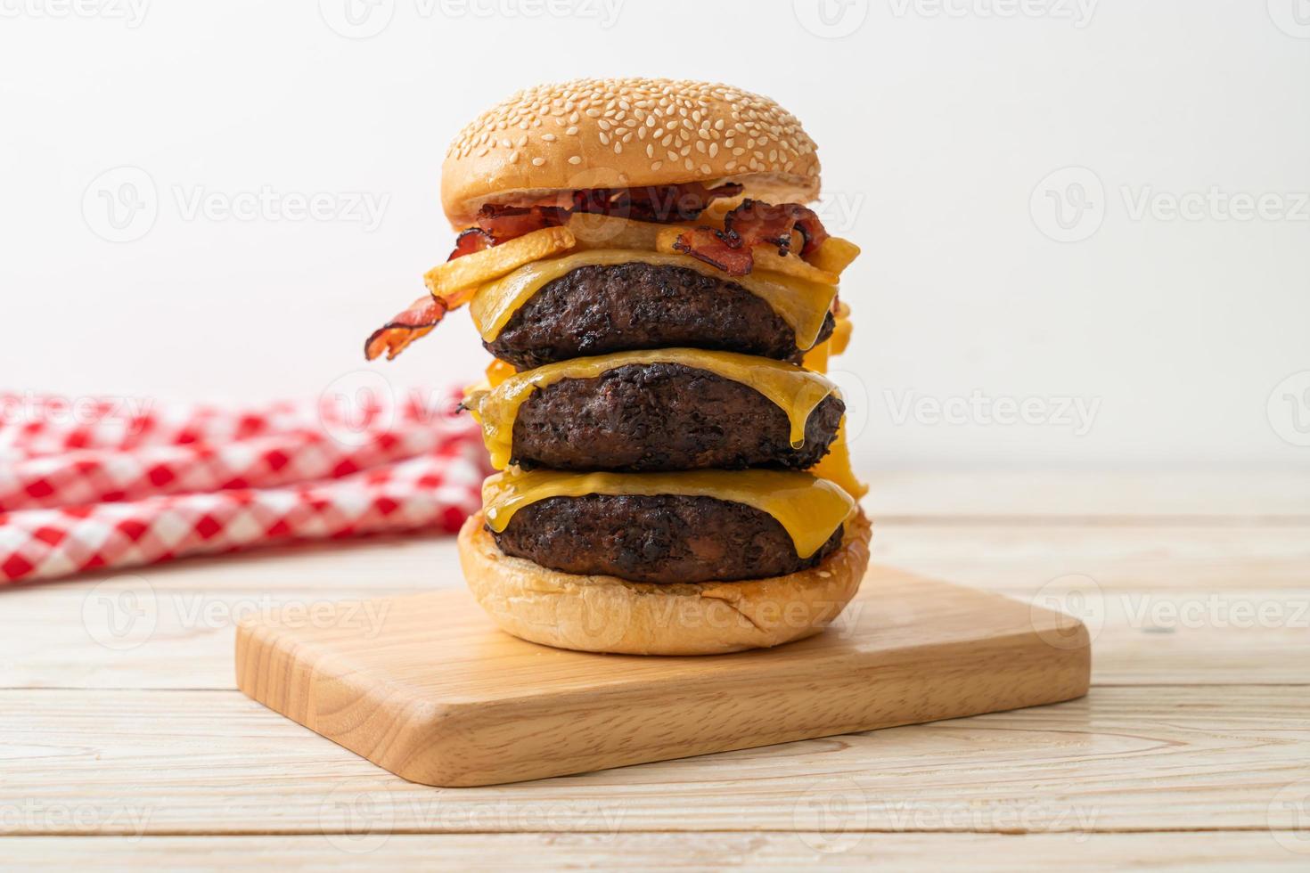hamburger o hamburger di manzo con formaggio, pancetta e patatine fritte - stile alimentare malsano foto