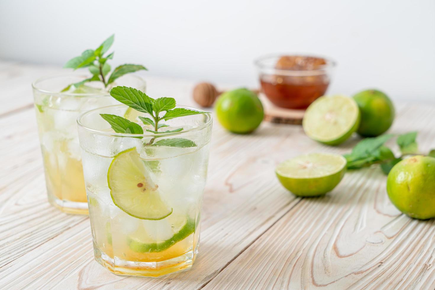 Miele ghiacciato e soda al lime con menta - bevanda rinfrescante foto