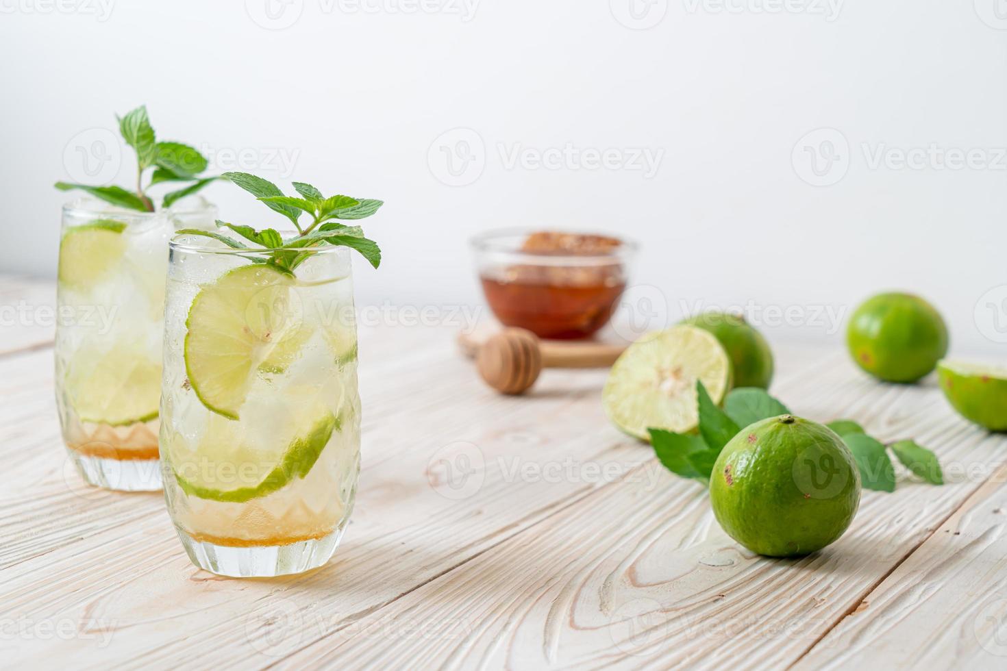 Miele ghiacciato e soda al lime con menta - bevanda rinfrescante foto