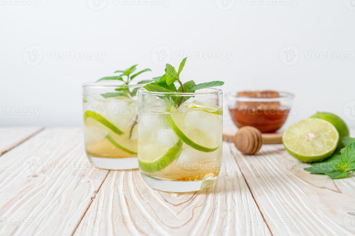 Miele ghiacciato e soda al lime con menta - bevanda rinfrescante foto