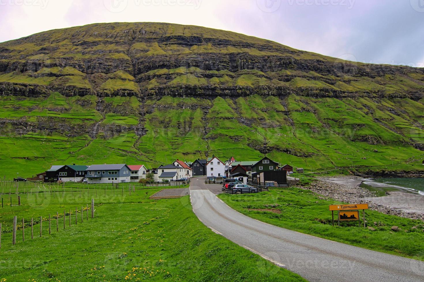 il villaggio isolato di tjornuvik sulle isole faroe foto