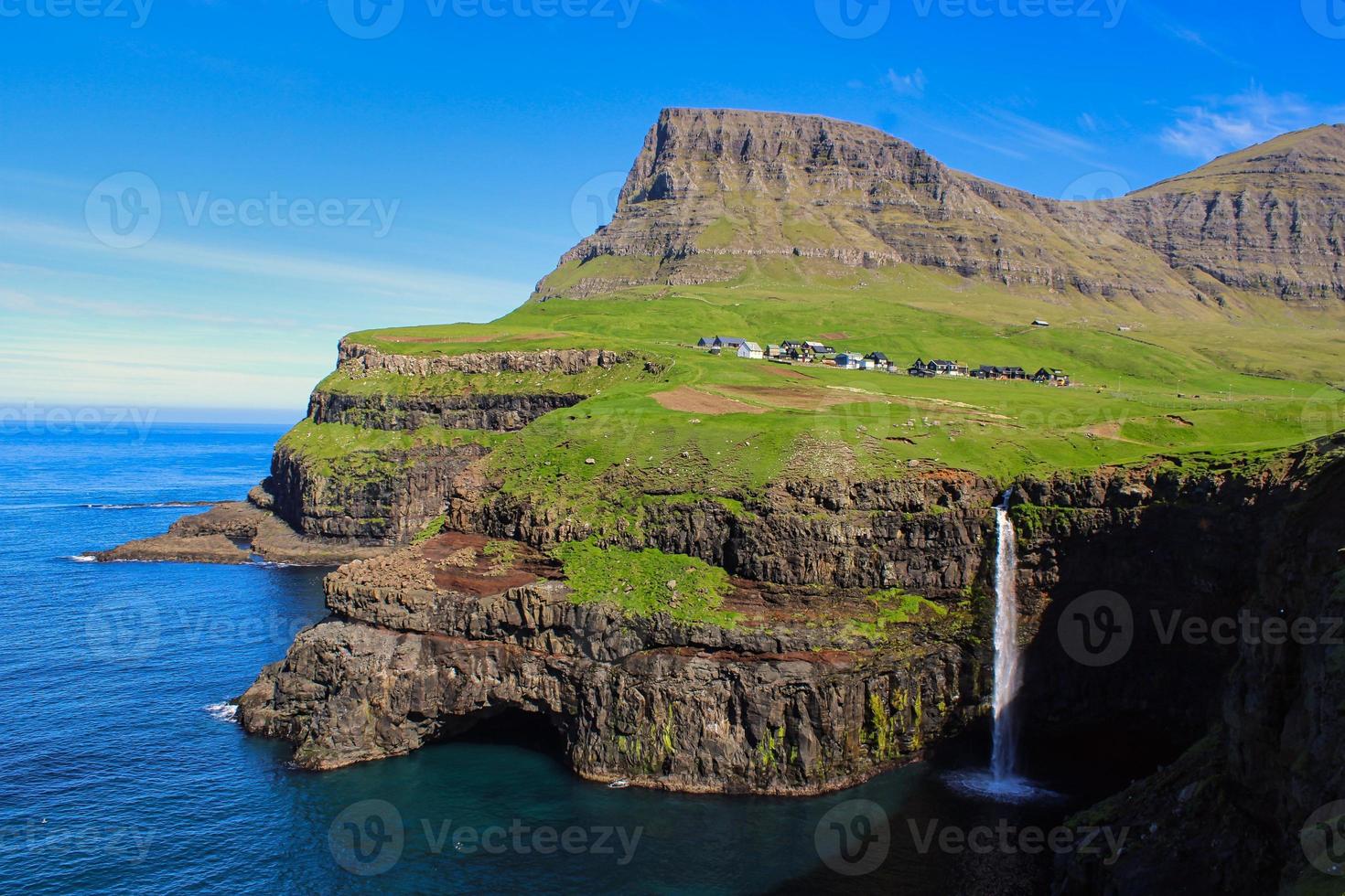 mulafossur sull'isola di vagar, isole faroe in una bella giornata con cielo limpido in estate foto