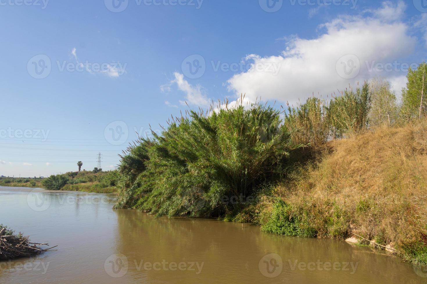 il fiume llobregat che attraversa la regione del baix llobregat, vicino alla città di barcellona. foto