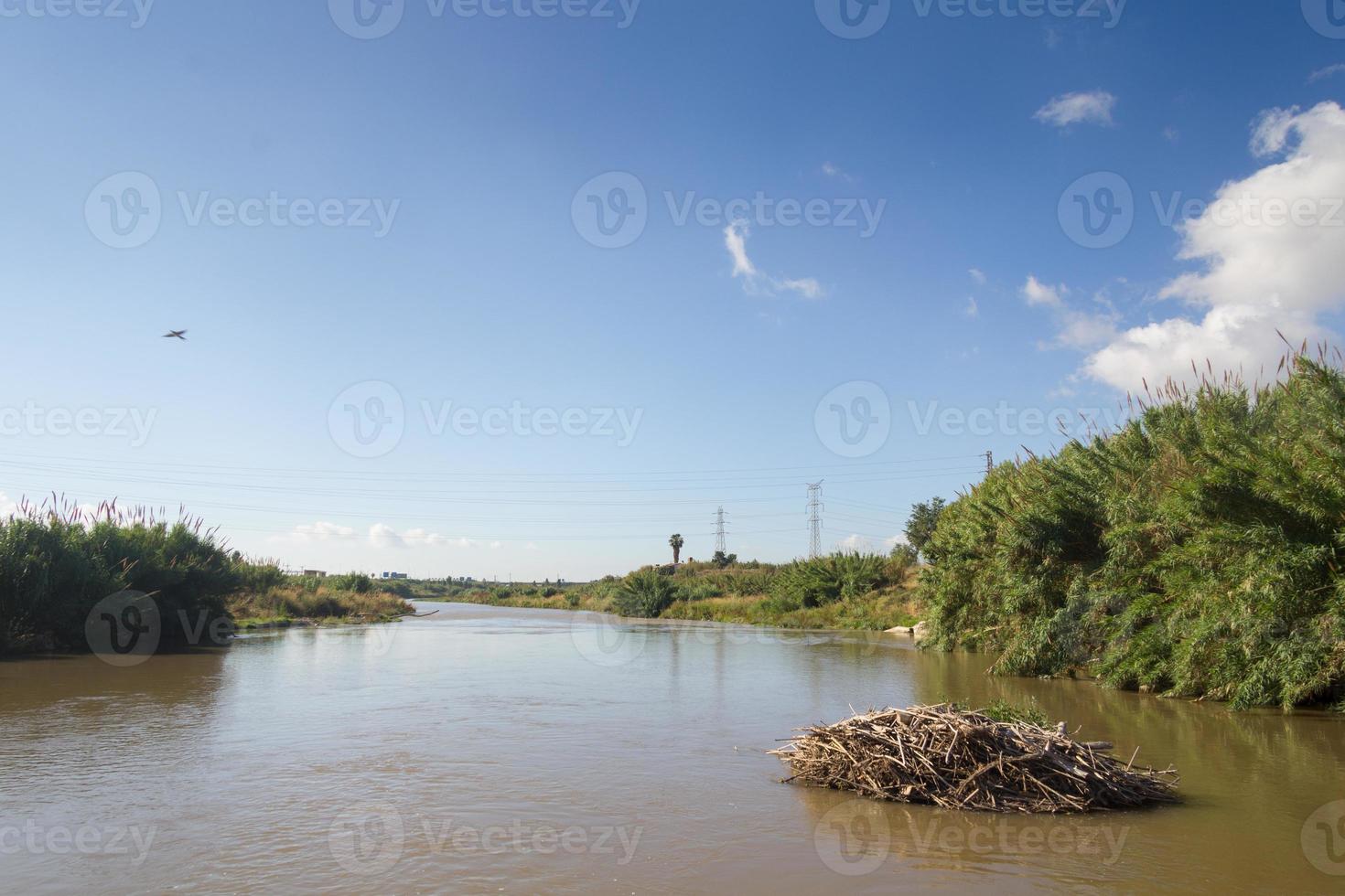 il fiume llobregat che attraversa la regione del baix llobregat, vicino alla città di barcellona. foto