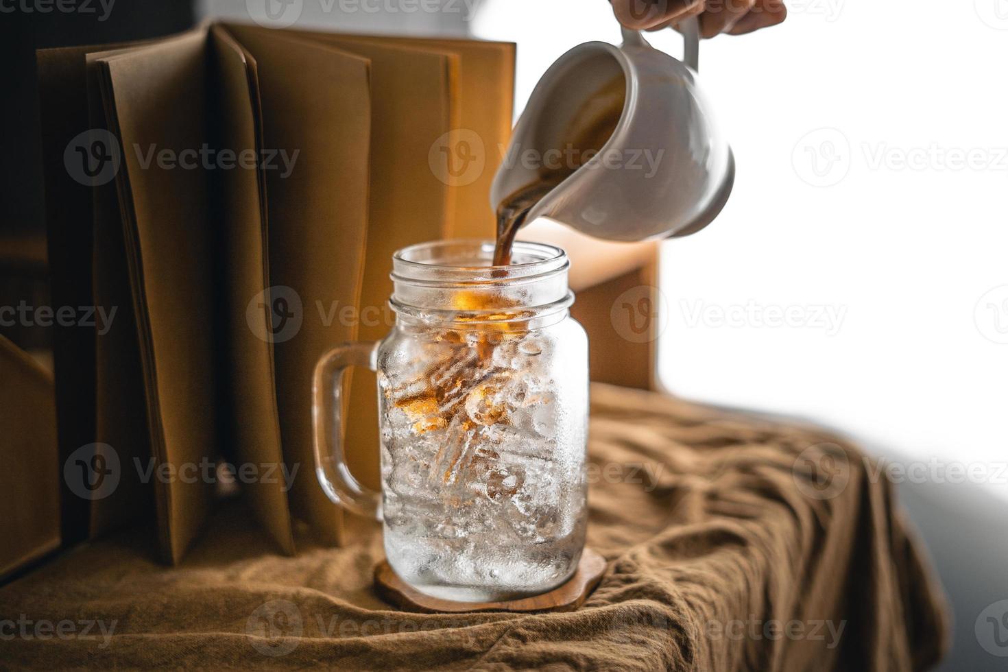 caffelatte ghiacciato sul tavolo di casa foto