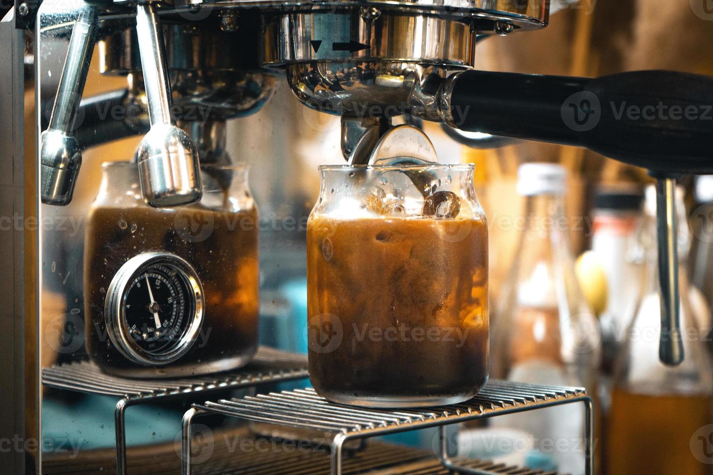 caffè-caffè dalla macchina di casa,caffè in tazza foto