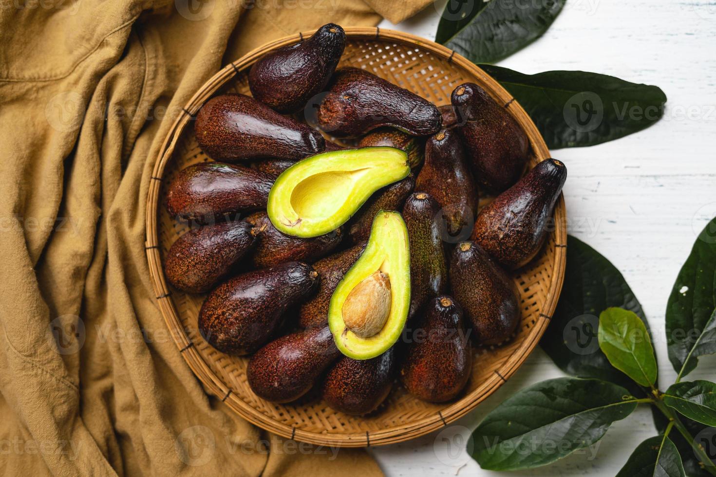 avocado in vassoio di legno cibo sano foto