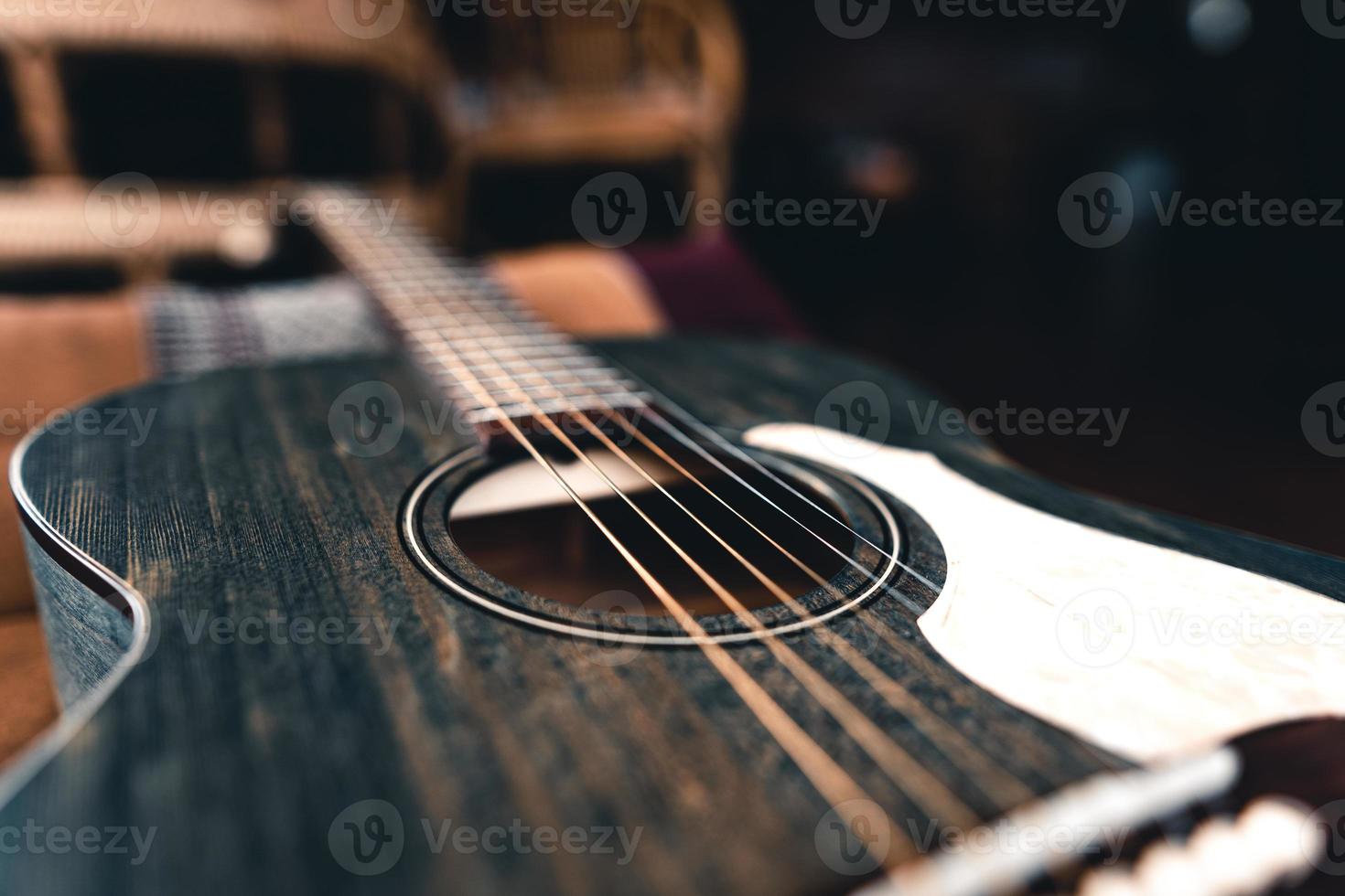 chitarra acustica in legno su pavimento in legno duro foto