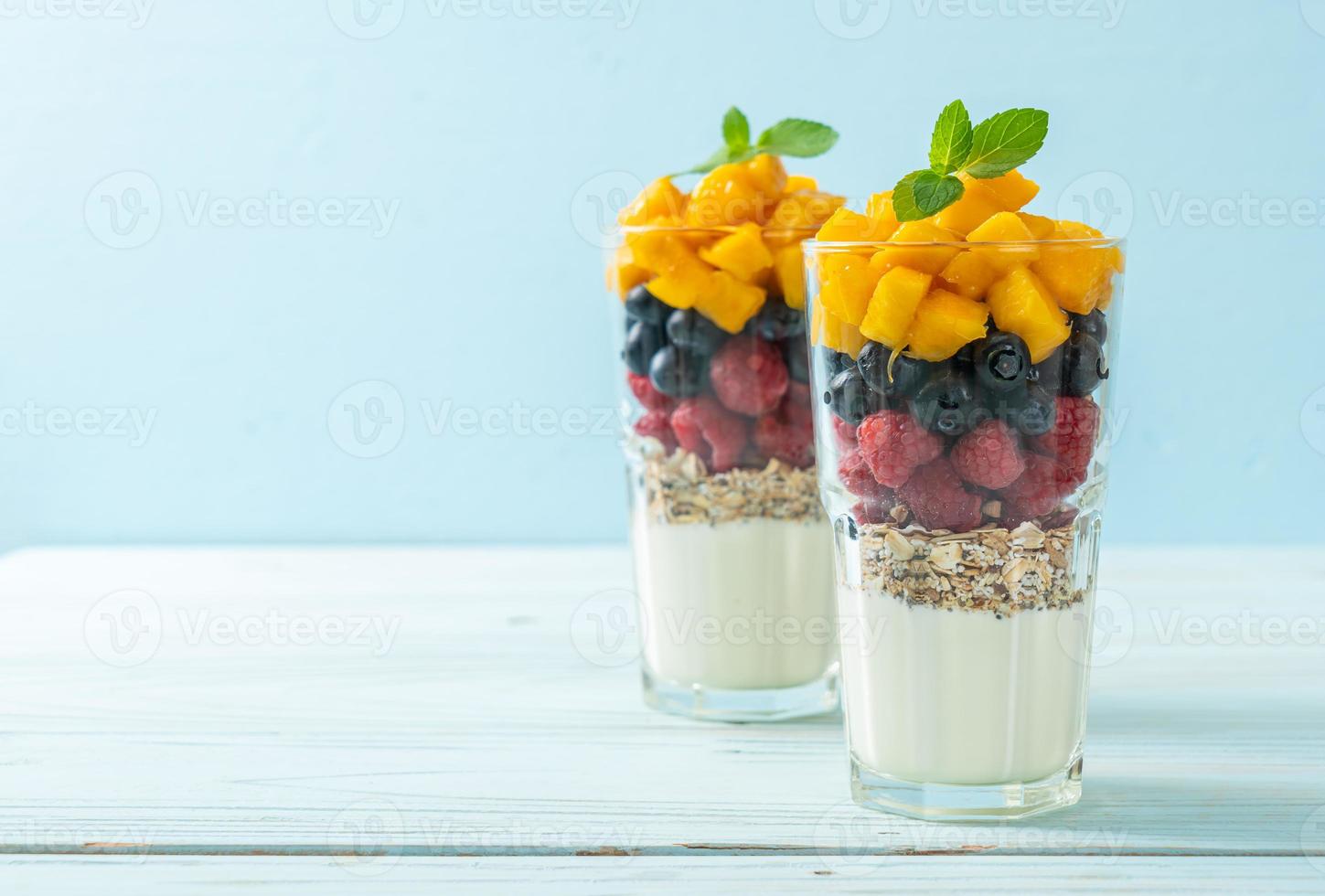 mango, lampone e mirtillo fatti in casa con yogurt e muesli - stile di cibo sano foto