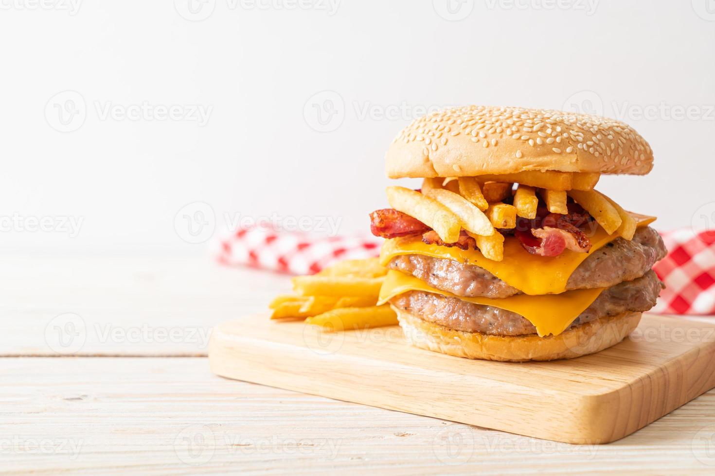 hamburger di maiale o hamburger di maiale con formaggio, pancetta e patatine fritte foto