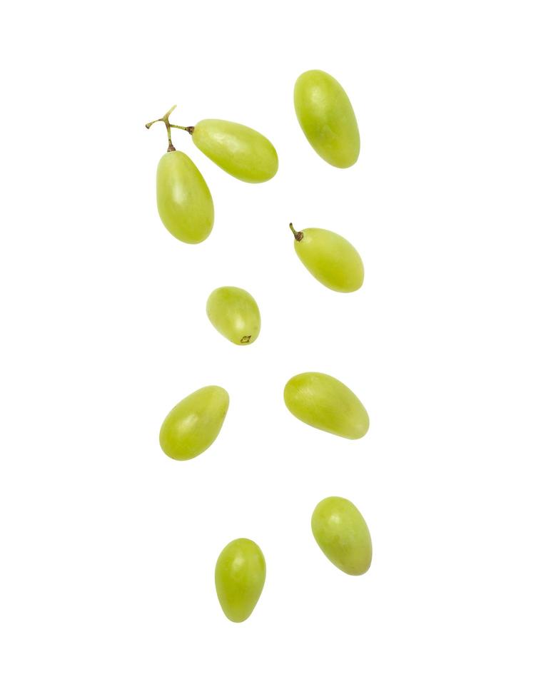 uva verde che cade isolata su sfondo bianco foto
