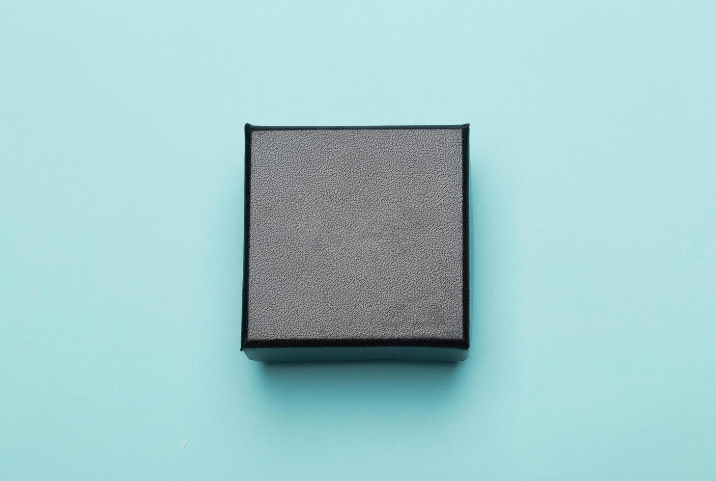 confezione scatola nera su sfondo blu foto