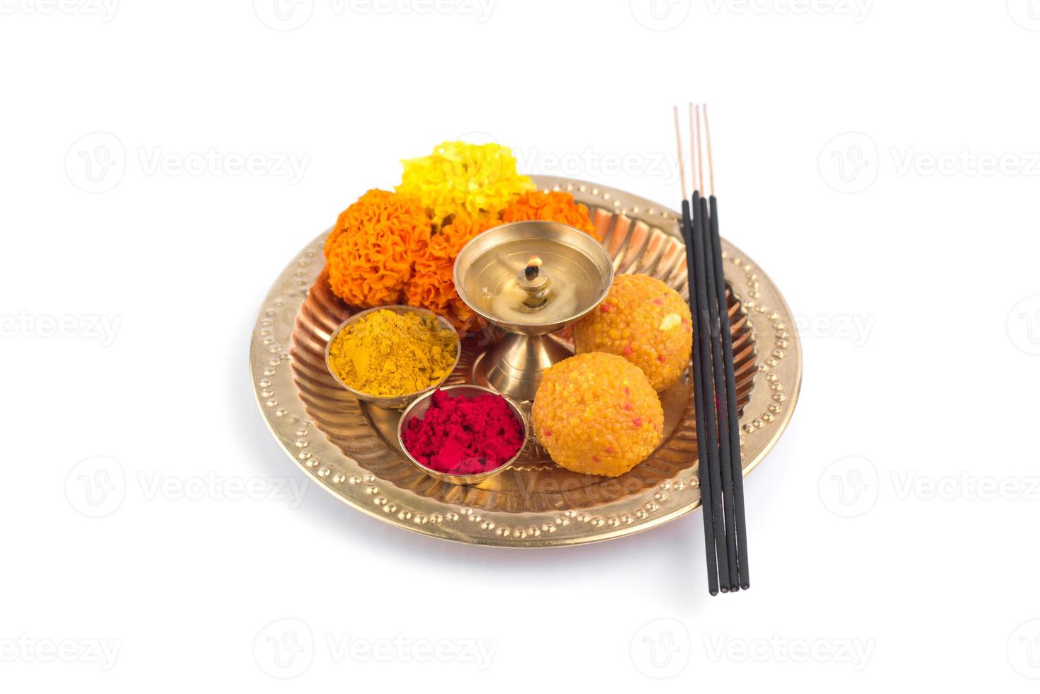 pooja thali splendidamente decorato per la celebrazione del festival da adorare, haldi o polvere di curcuma e kumkum, fiori, bastoncini profumati in lastra di ottone, hindu puja thali foto